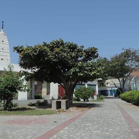 Radha Madhav Ashram Vrindāvan Esterno foto