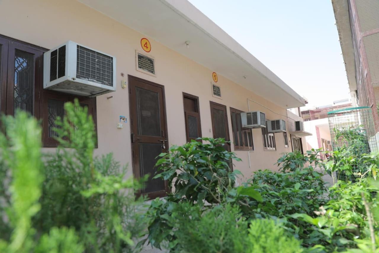 Radha Madhav Ashram Vrindāvan Esterno foto