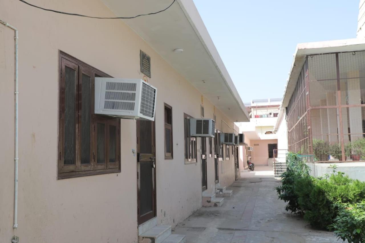 Radha Madhav Ashram Vrindāvan Esterno foto